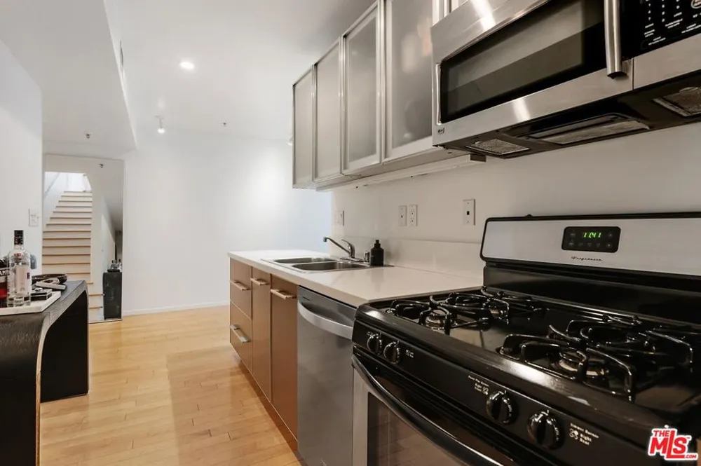 5806 Waring Avenue #14 Los Angeles, CA 90038