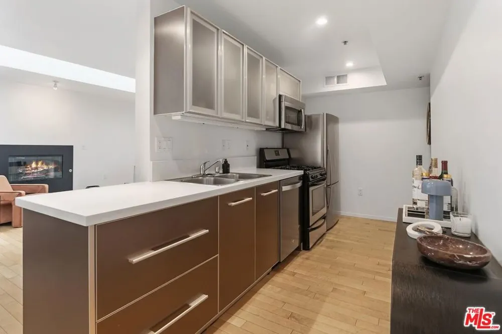 5806 Waring Avenue #14 Los Angeles, CA 90038