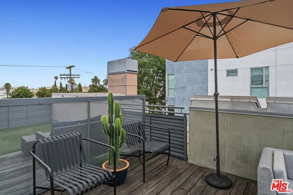 5806 Waring Avenue #14 Los Angeles, CA 90038