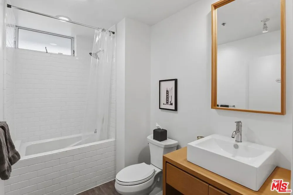 5806 Waring Avenue #14 Los Angeles, CA 90038