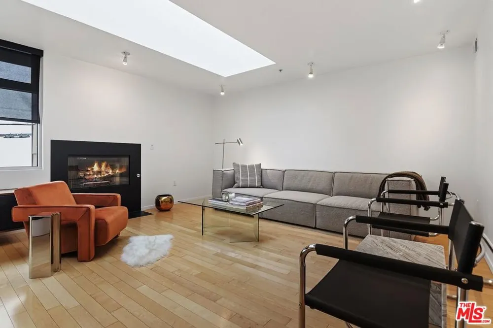 5806 Waring Avenue #14 Los Angeles, CA 90038