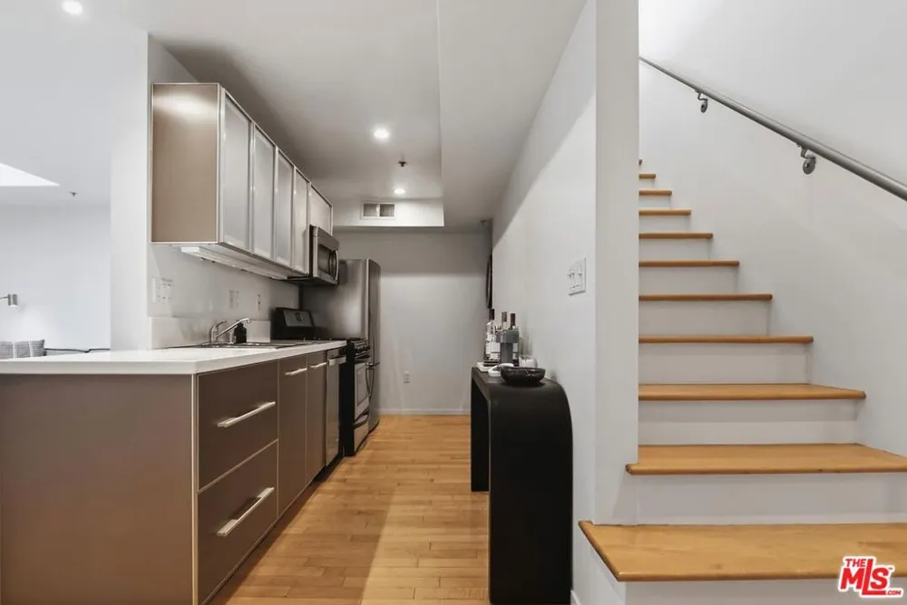 5806 Waring Avenue #14 Los Angeles, CA 90038
