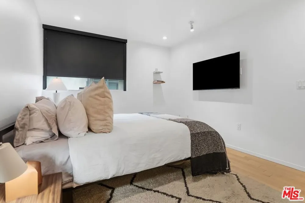5806 Waring Avenue #14 Los Angeles, CA 90038
