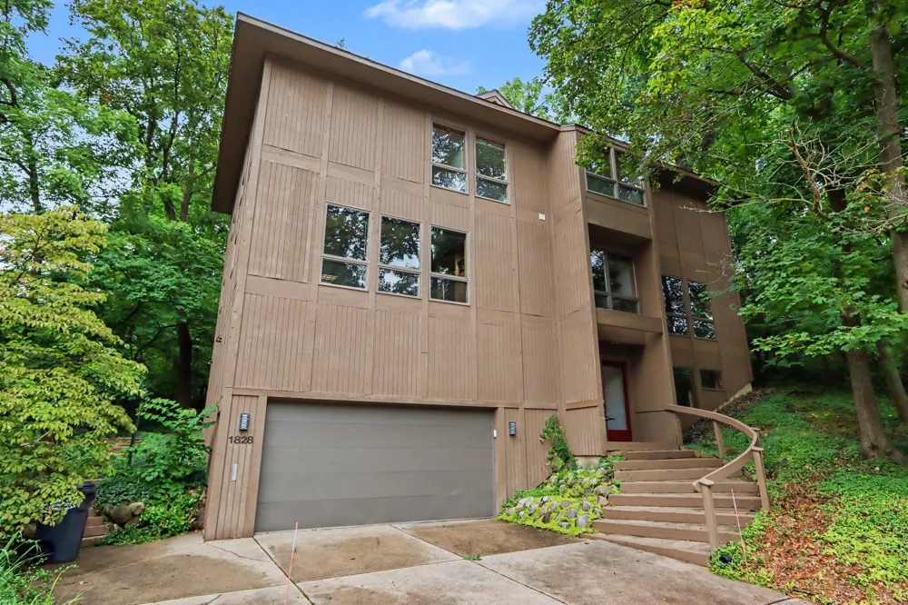 1828 Greenlawn Avenue Kalamazoo, MI 49006