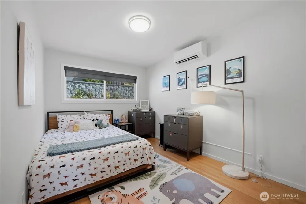 2568 13th Avenue W Seattle, WA 98119