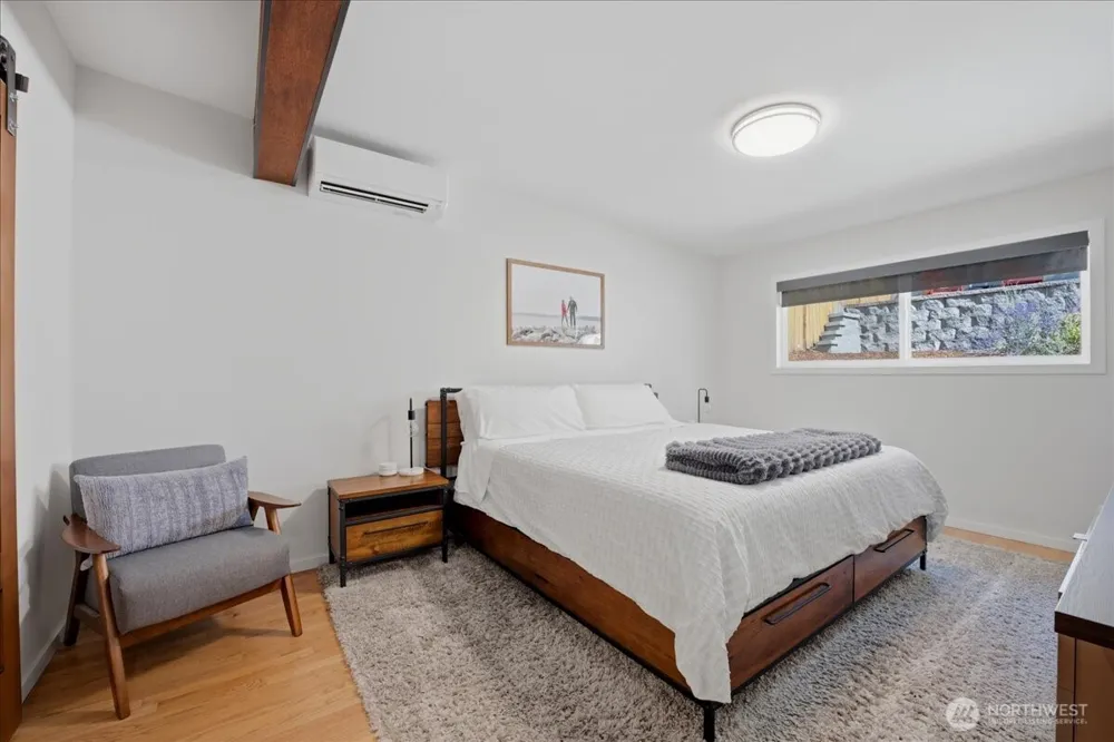 2568 13th Avenue W Seattle, WA 98119