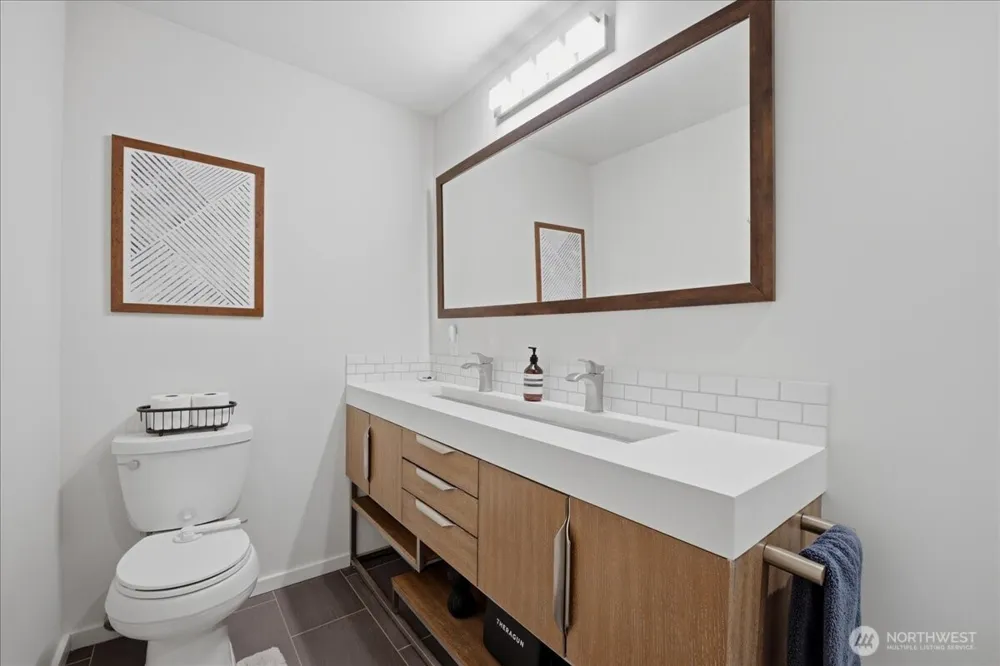 2568 13th Avenue W Seattle, WA 98119