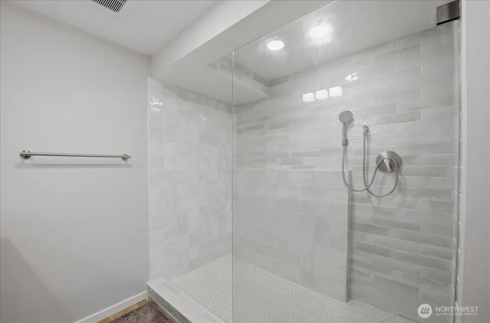 2568 13th Avenue W Seattle, WA 98119