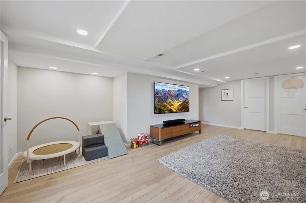 2568 13th Avenue W Seattle, WA 98119