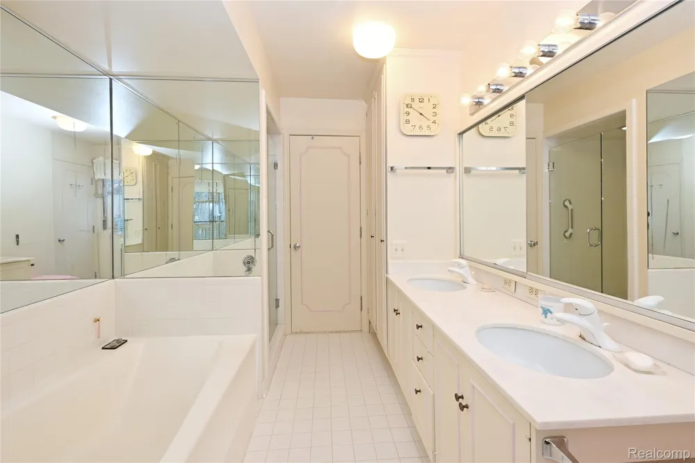 363 Lakewood Drive Bloomfield Hills City, MI 48304