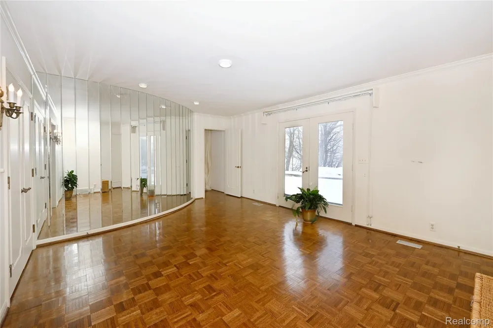 363 Lakewood Drive Bloomfield Hills City, MI 48304