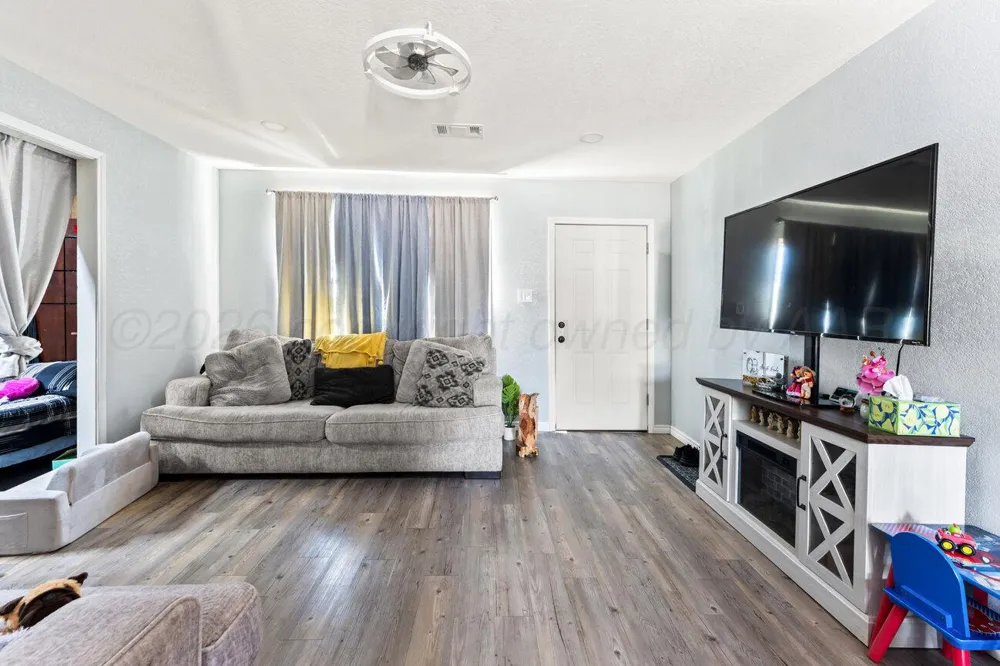 701 E 15TH AVENUE Pampa, TX 79065