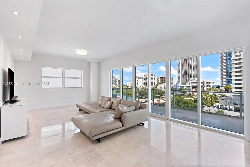 6103 Aqua Ave #702 Miami Beach, FL 33141