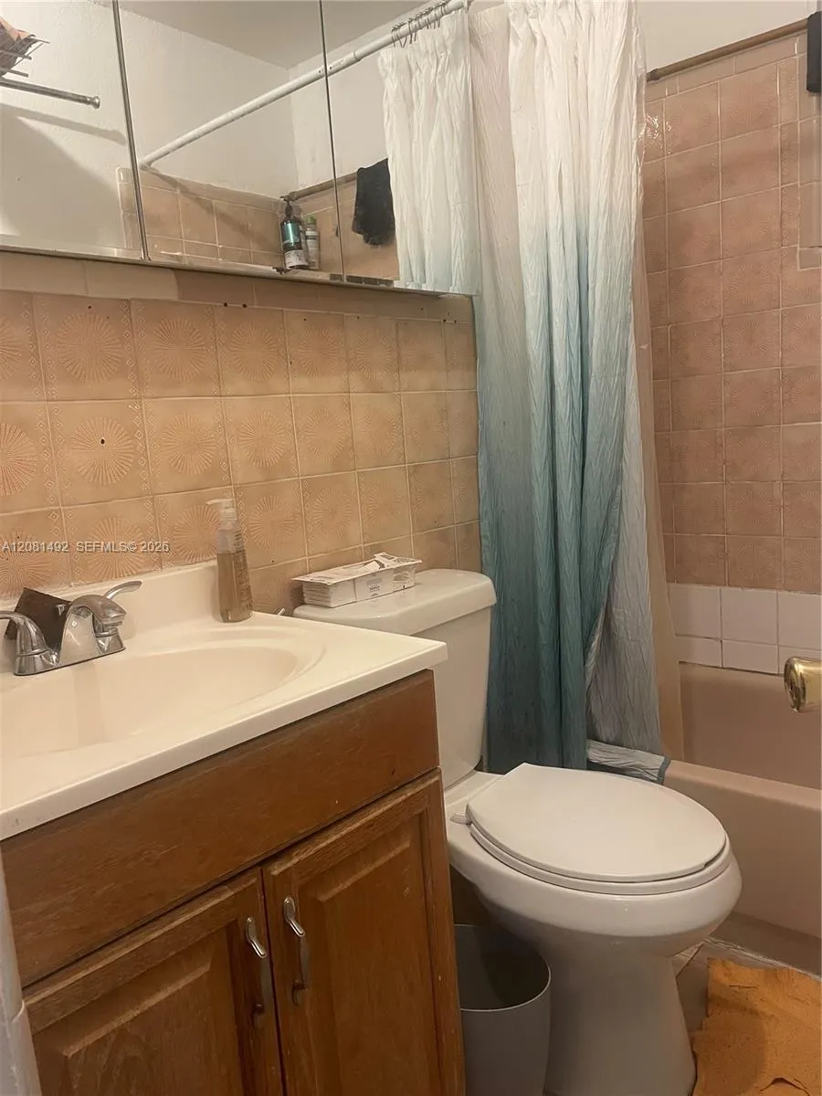 758 E 20th St Hialeah, FL 33013