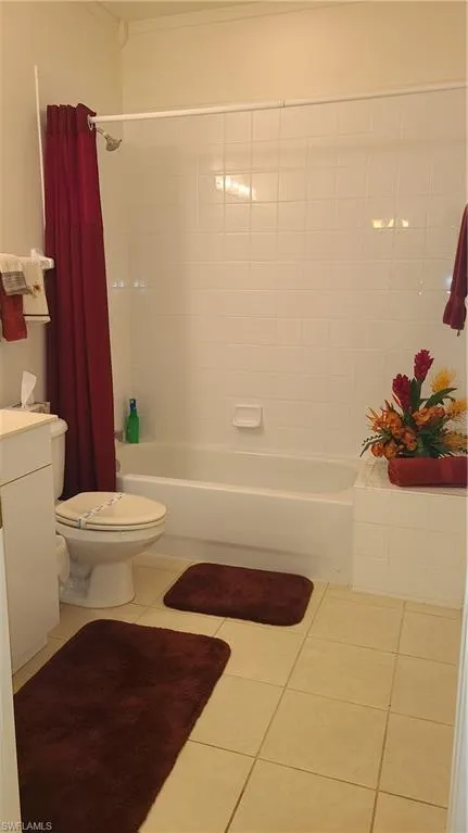 445 Robin Hood Circle #201 Naples, FL 34104