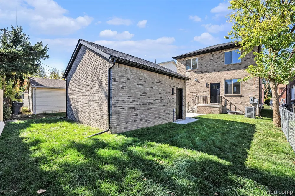 7634 Pinehurst Street Dearborn City, MI 48126