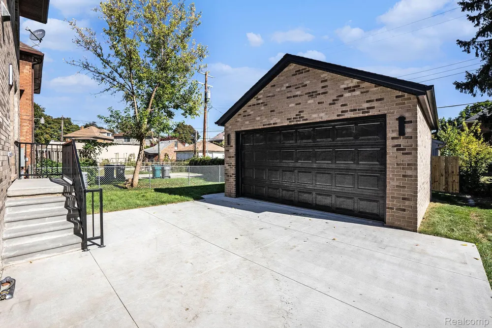 7634 Pinehurst Street Dearborn City, MI 48126