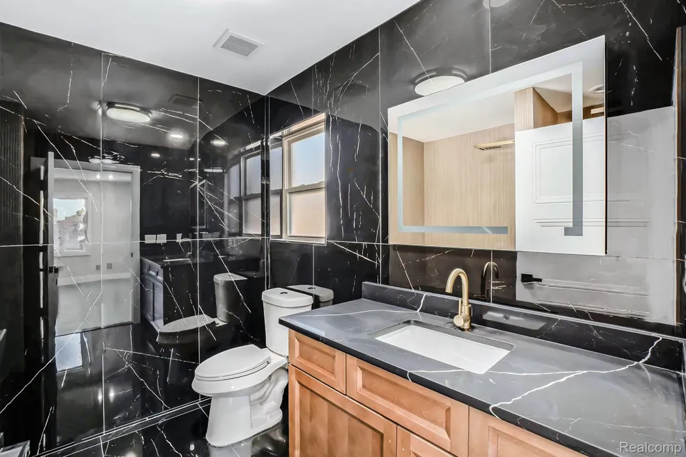 7634 Pinehurst Street Dearborn City, MI 48126