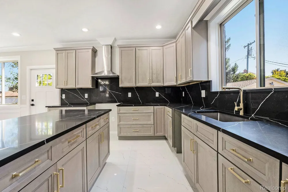 7634 Pinehurst Street Dearborn City, MI 48126