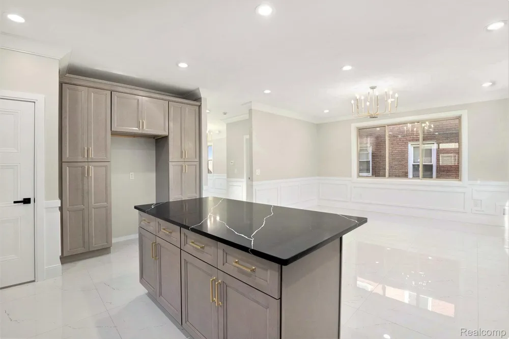 7634 Pinehurst Street Dearborn City, MI 48126