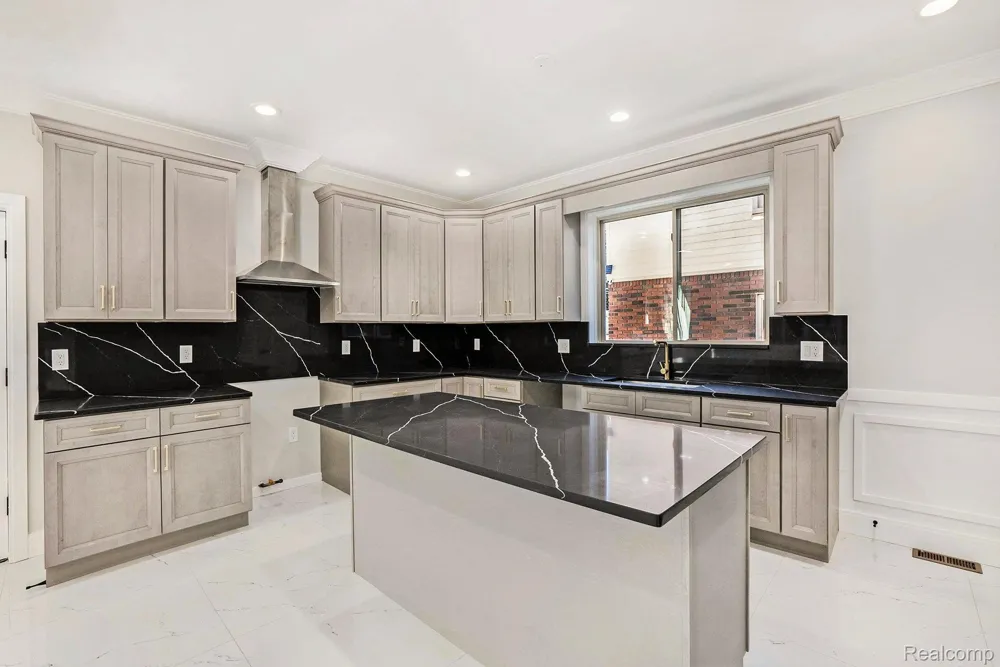 7634 Pinehurst Street Dearborn City, MI 48126