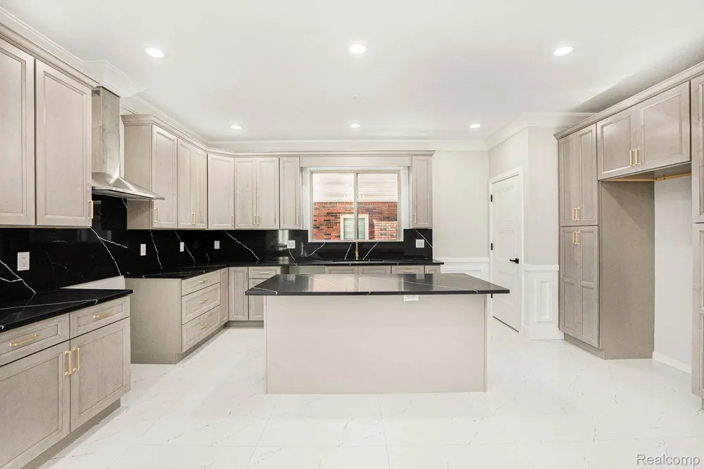 7634 Pinehurst Street Dearborn City, MI 48126