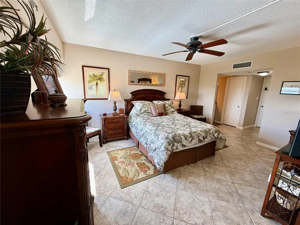 1700 BENJAMIN FRANKLIN DRIVE #9E Sarasota, FL 34236