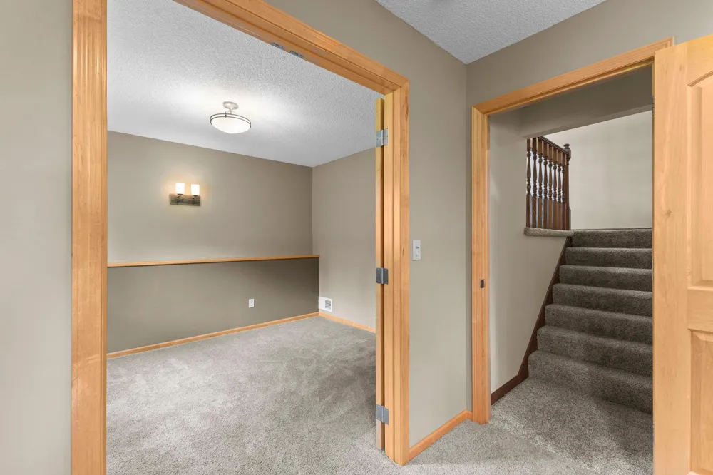 987 Kettle Creek Road Eagan, MN 55123