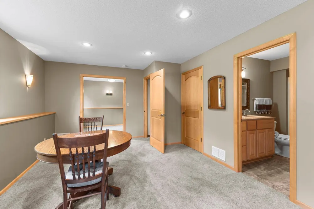 987 Kettle Creek Road Eagan, MN 55123