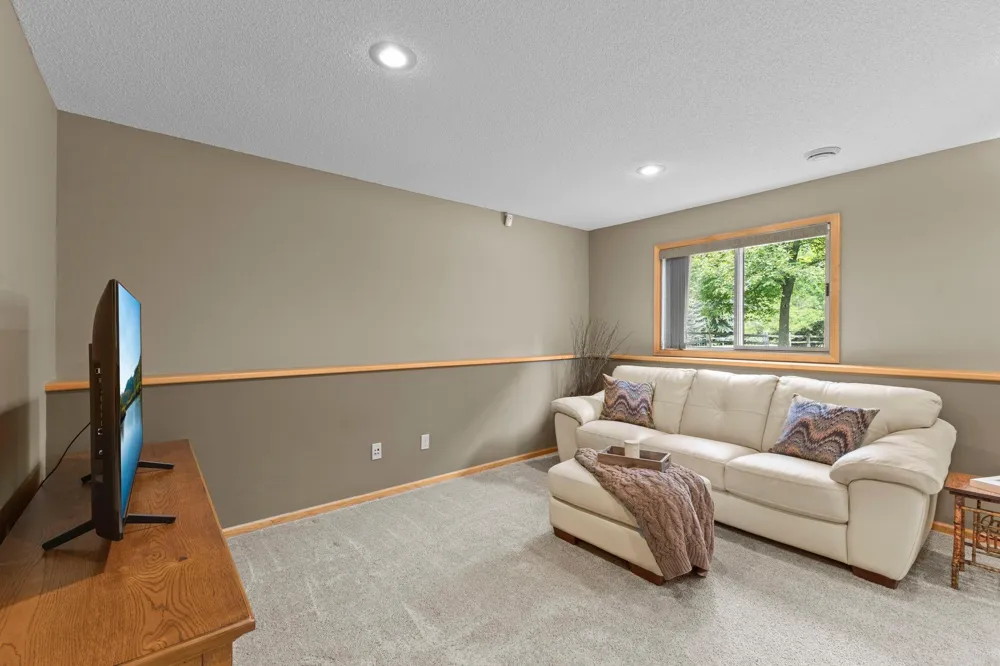 987 Kettle Creek Road Eagan, MN 55123