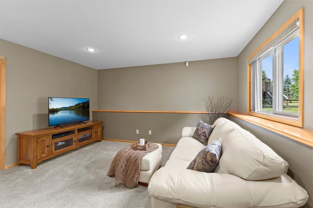 987 Kettle Creek Road Eagan, MN 55123