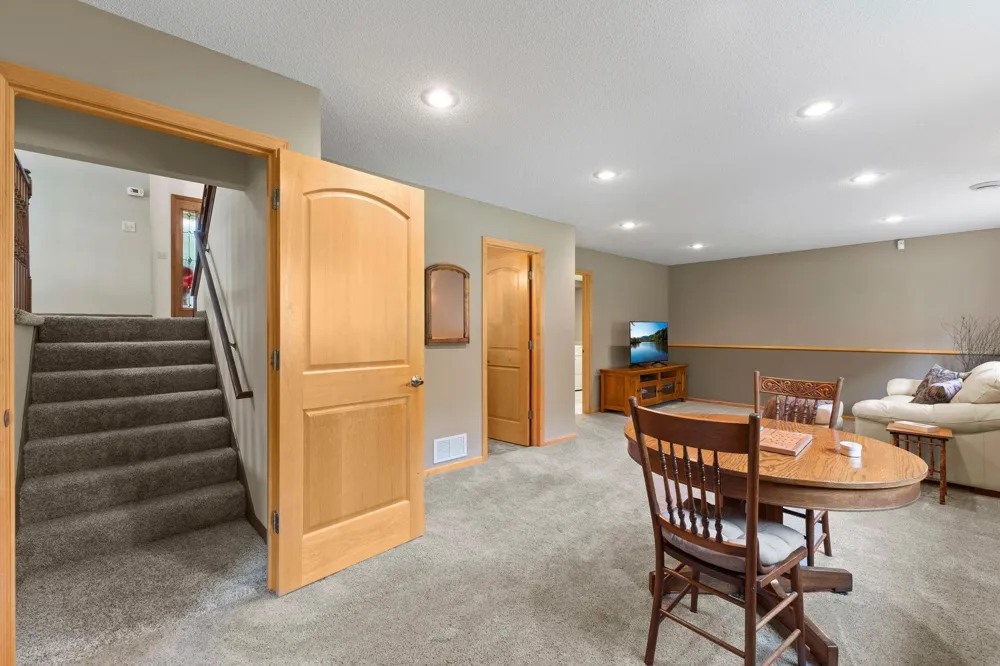 987 Kettle Creek Road Eagan, MN 55123