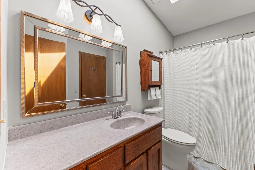 987 Kettle Creek Road Eagan, MN 55123