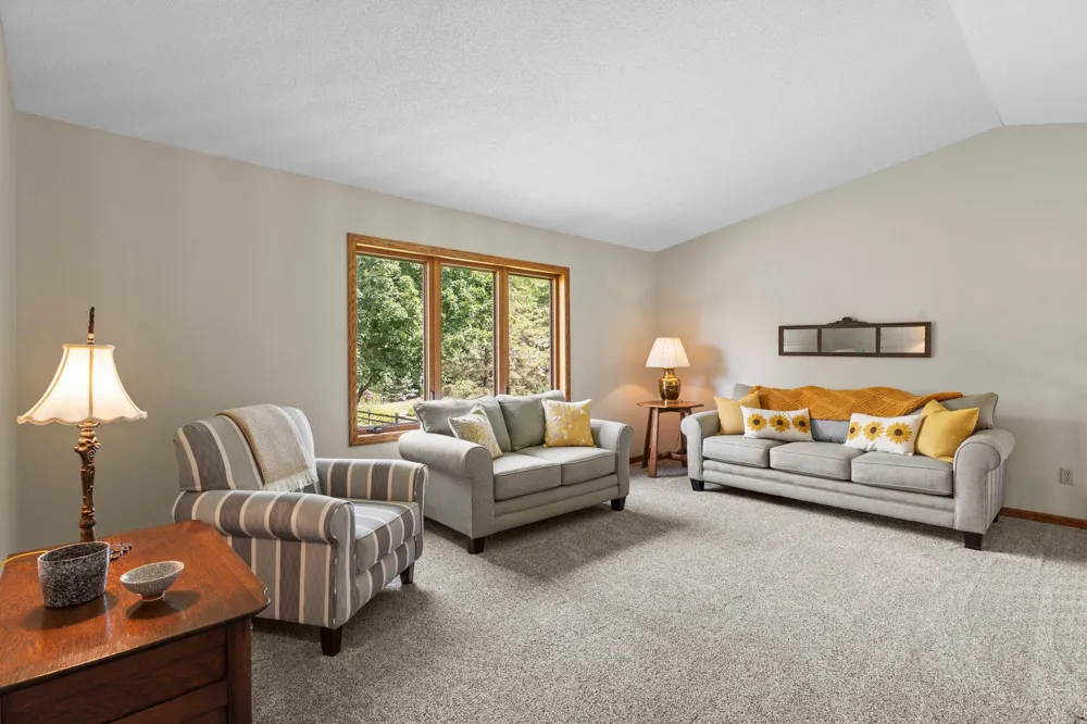 987 Kettle Creek Road Eagan, MN 55123