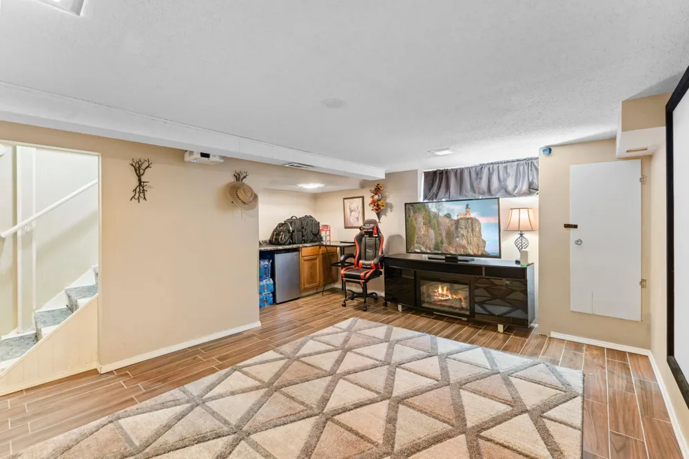 1523 Old Hudson Road Saint Paul, MN 55106