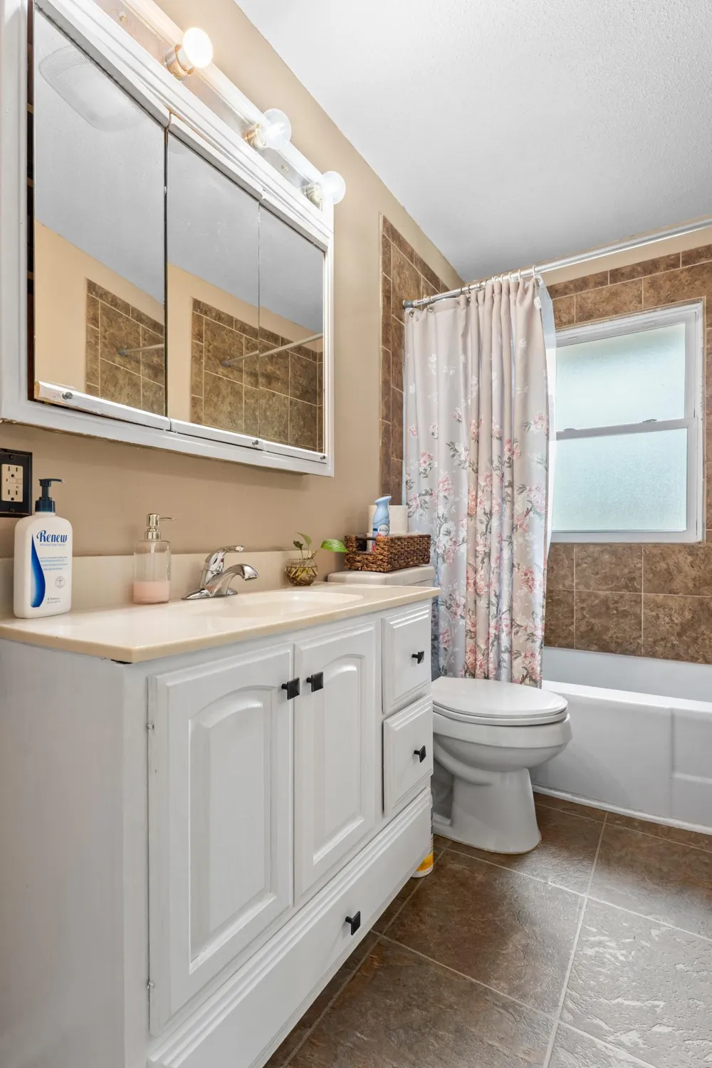 1523 Old Hudson Road Saint Paul, MN 55106