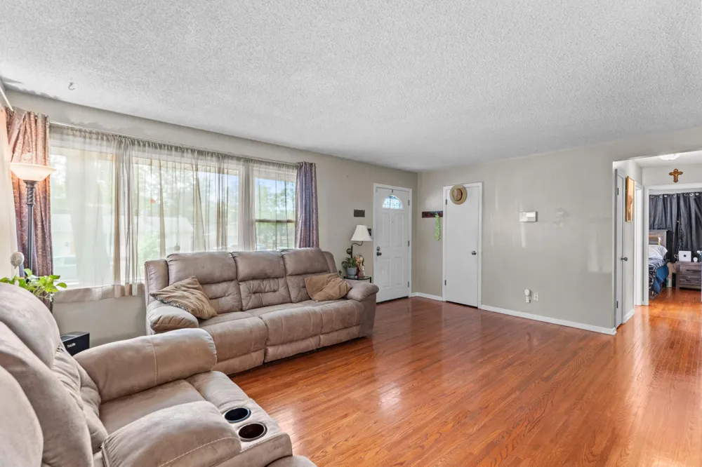 1523 Old Hudson Road Saint Paul, MN 55106