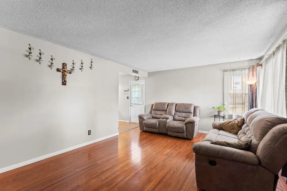 1523 Old Hudson Road Saint Paul, MN 55106