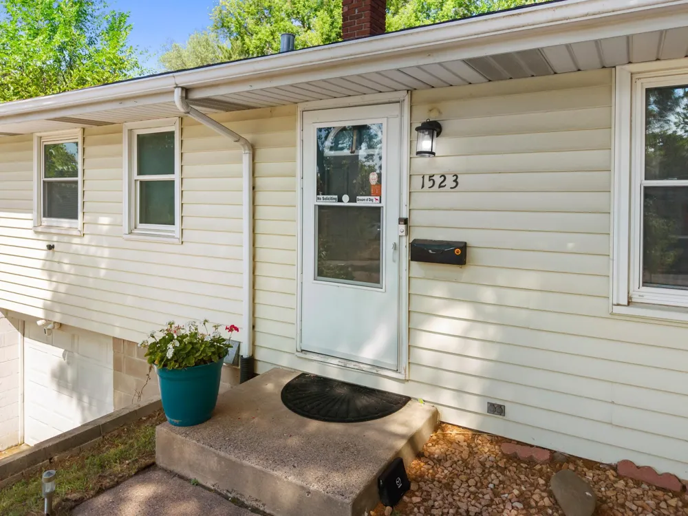 1523 Old Hudson Road Saint Paul, MN 55106