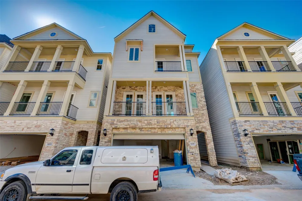 11017 Mikula Dr Houston, TX 77043
