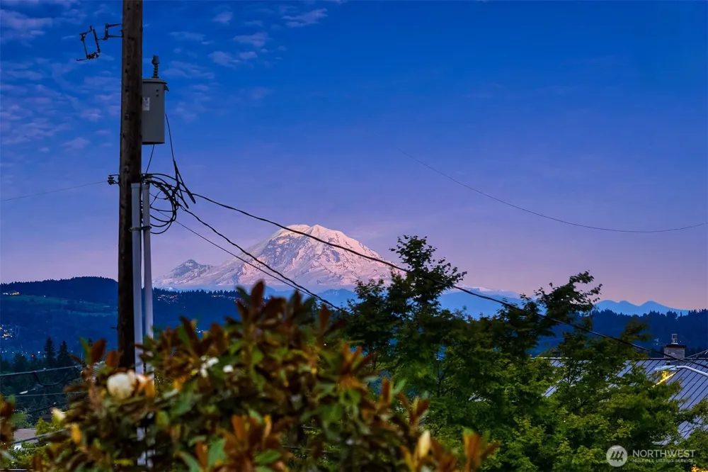 1333 98th Avenue NE Clyde Hill, WA 98004