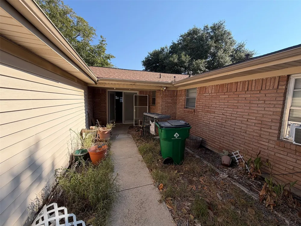 2121 Elton Road Haltom City, TX 76117