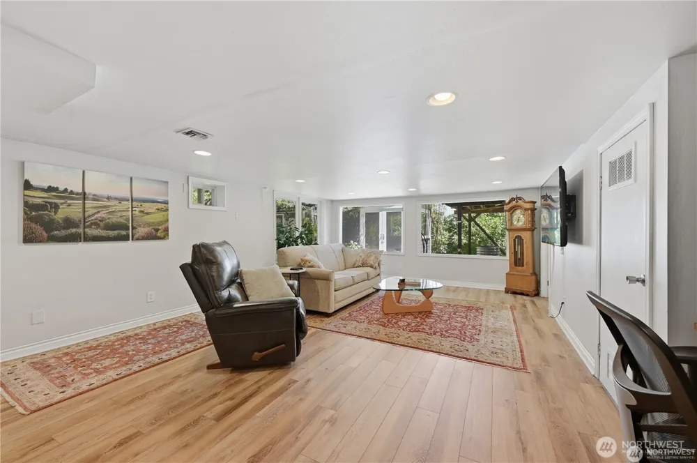 18002 25th Avenue NE Lake Forest Park, WA 98155