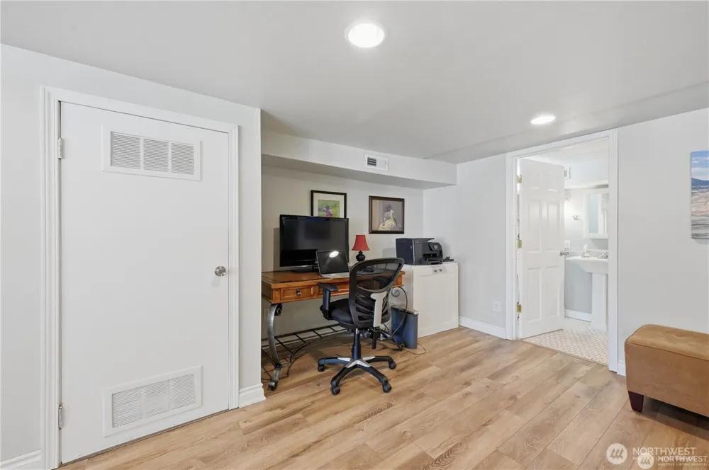 18002 25th Avenue NE Lake Forest Park, WA 98155