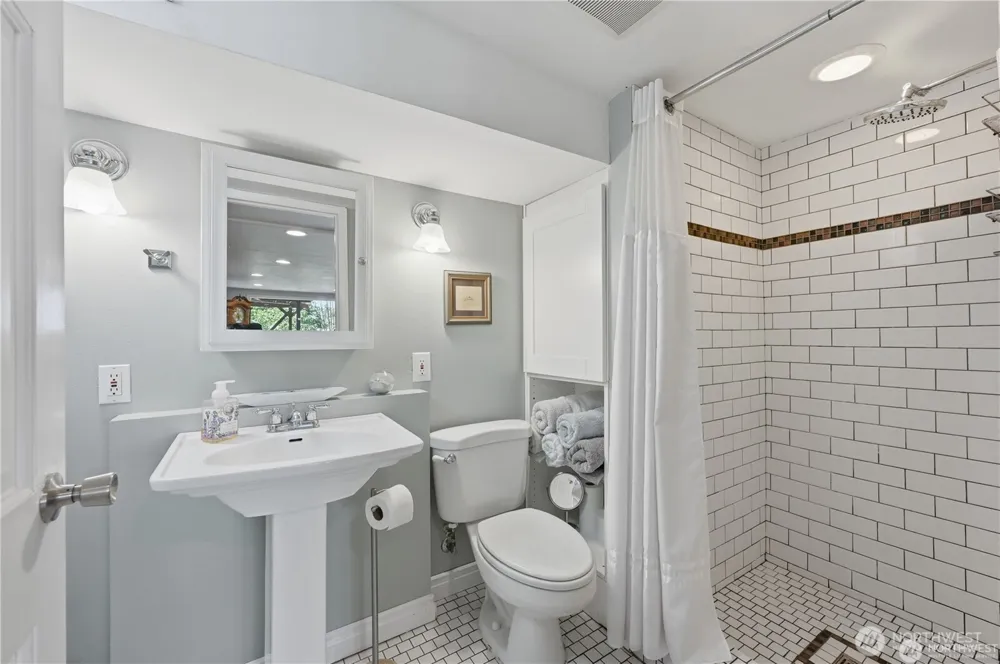 18002 25th Avenue NE Lake Forest Park, WA 98155