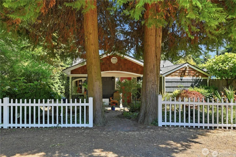 18002 25th Avenue NE Lake Forest Park, WA 98155