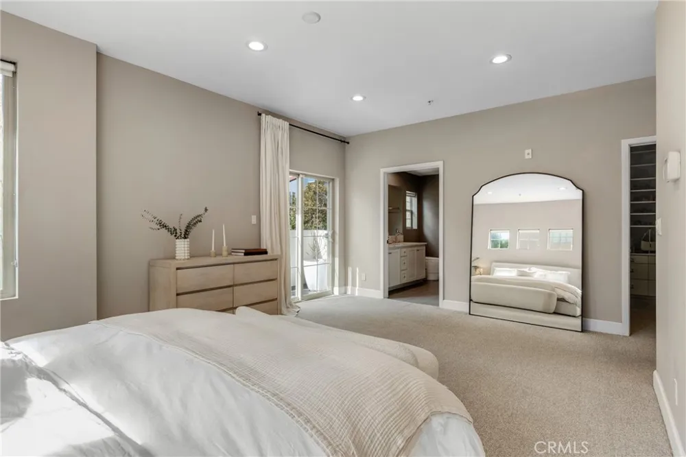 10639 Woodbridge Street #206 Toluca Lake, CA 91602