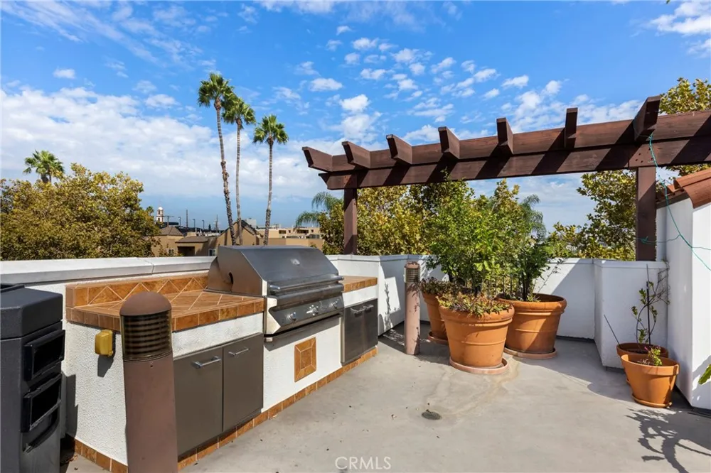 10639 Woodbridge Street #206 Toluca Lake, CA 91602