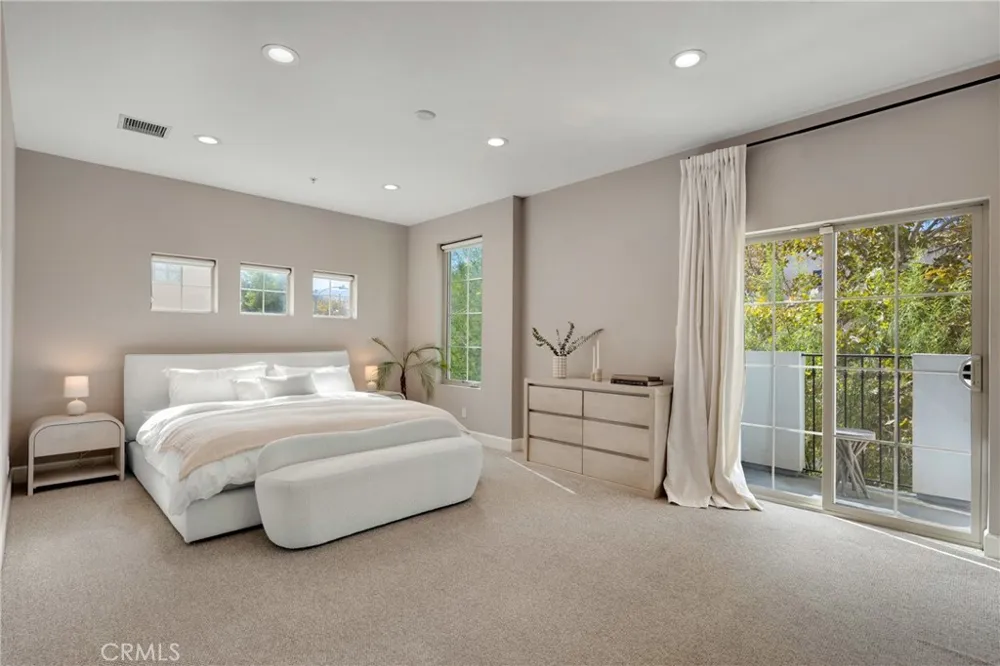 10639 Woodbridge Street #206 Toluca Lake, CA 91602