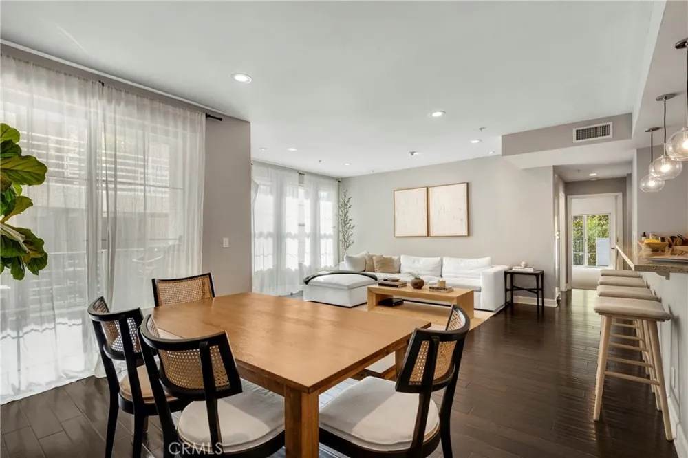 10639 Woodbridge Street #206 Toluca Lake, CA 91602